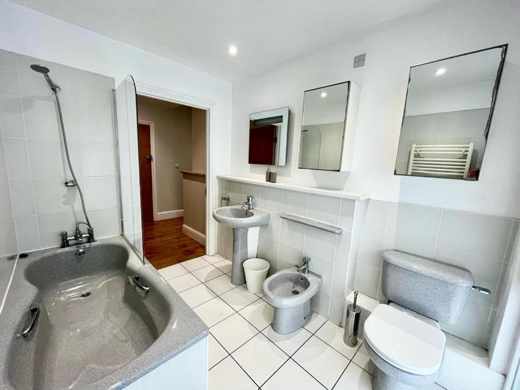London Modern Flat Near Transports Apartment ภายนอก รูปภาพ