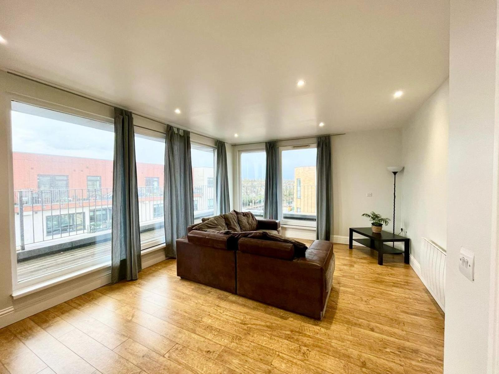 London Modern Flat Near Transports Apartment ภายนอก รูปภาพ